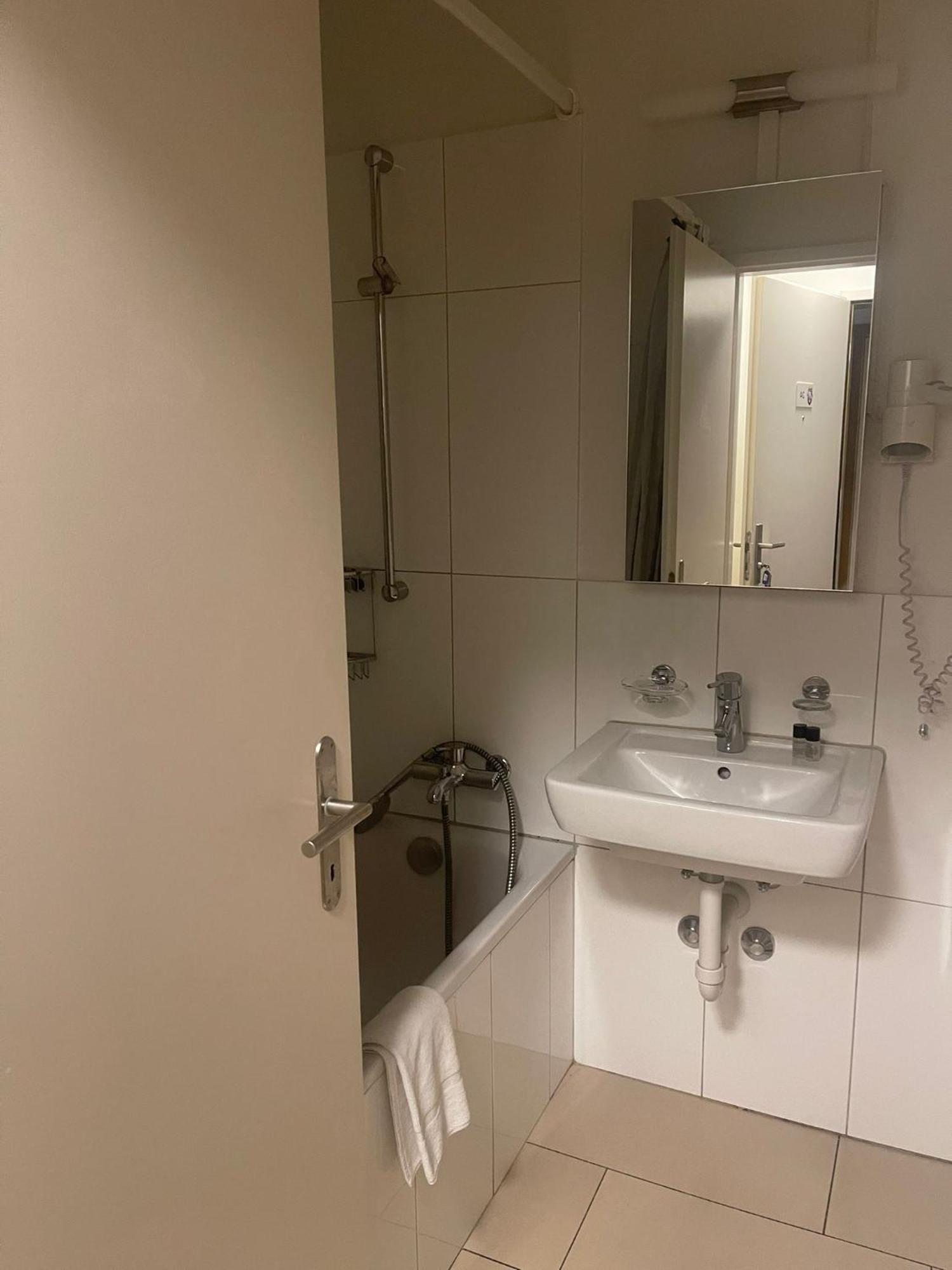 Swiss Star District 11 - Self Check-In Apartment Zurich Exterior photo
